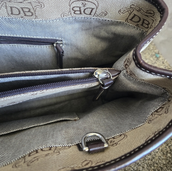 Dooney & Bourke Beige and Black Monogram Handbag. Version K6275437 - Picture 9 of 11